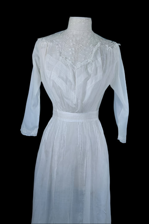 Edwardian wedding dress details